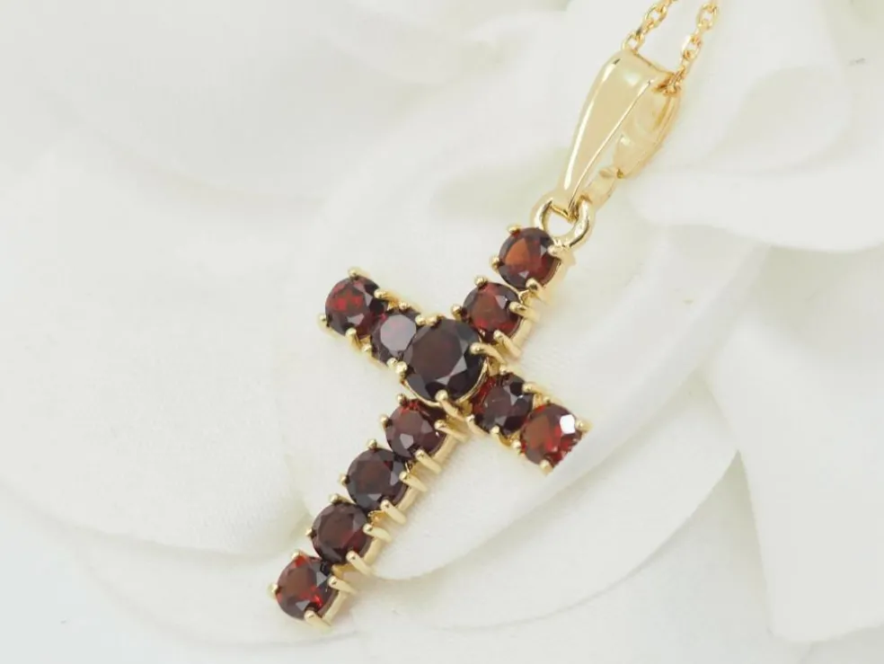 Collier pendentif croix en or jaune et grenats