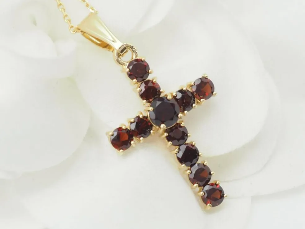 Collier pendentif croix en or jaune et grenats