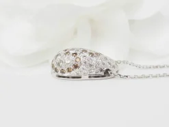 Collier pendentif dôme en or blanc et diamants