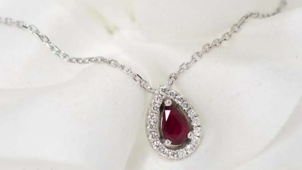 Collier pendentif en or blanc, diamants et Rubis en poire