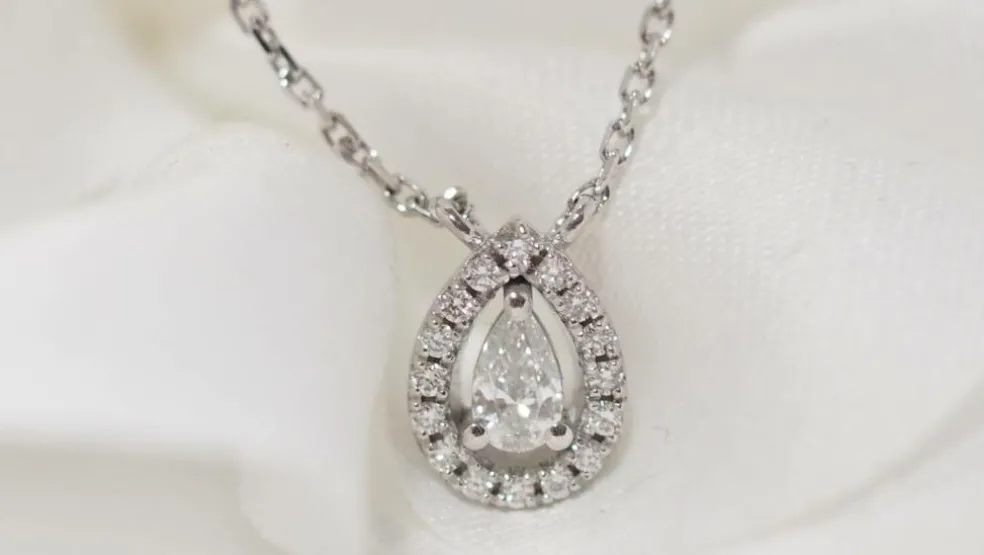 Collier pendentif en or blanc et diamants