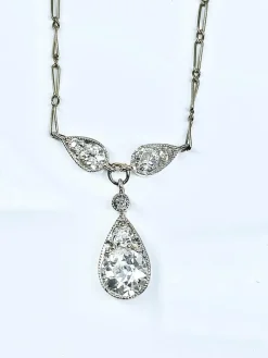 Collier pendentif en or blanc 18 carats et diamants, vers 1910/1920