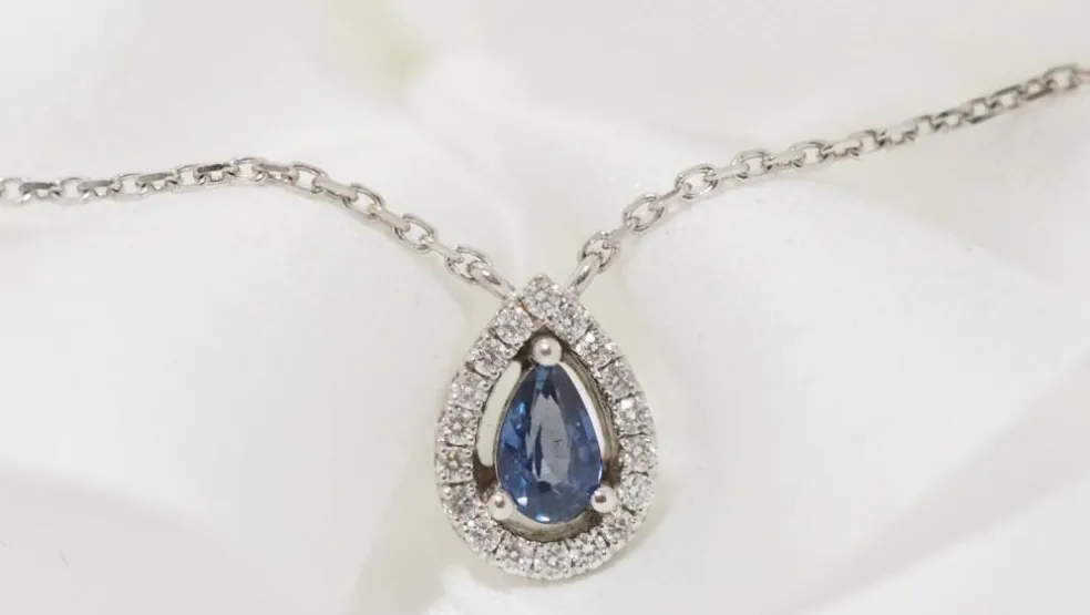 Collier pendentif en or blanc, saphir et diamants