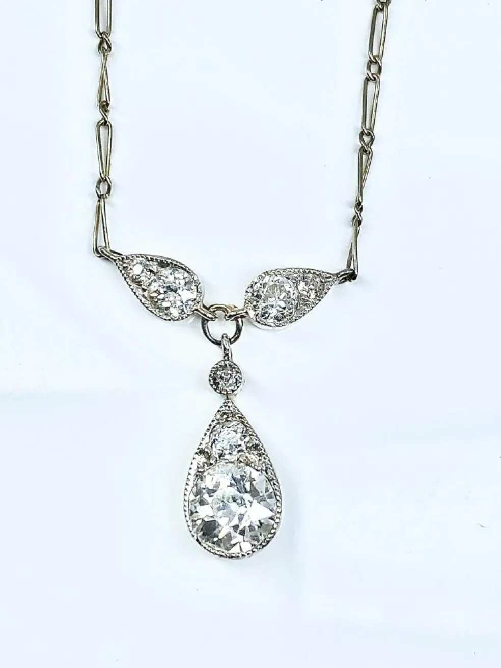 Collier pendentif en or blanc 18 carats et diamants, vers 1910/1920