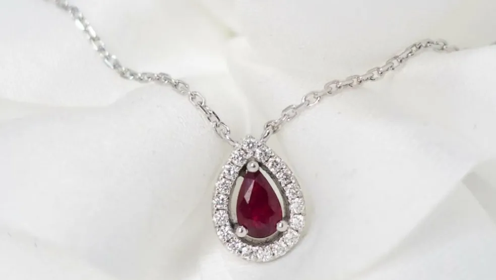 Collier pendentif en or blanc, diamants et Rubis en poire