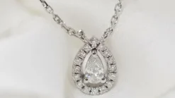 Collier pendentif en or blanc et diamants