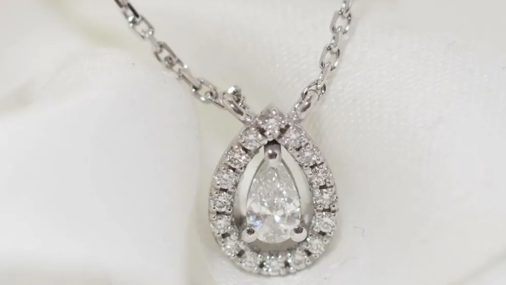 Collier pendentif en or blanc et diamants