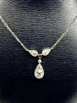 Collier pendentif en or blanc 18 carats et diamants, vers 1910/1920