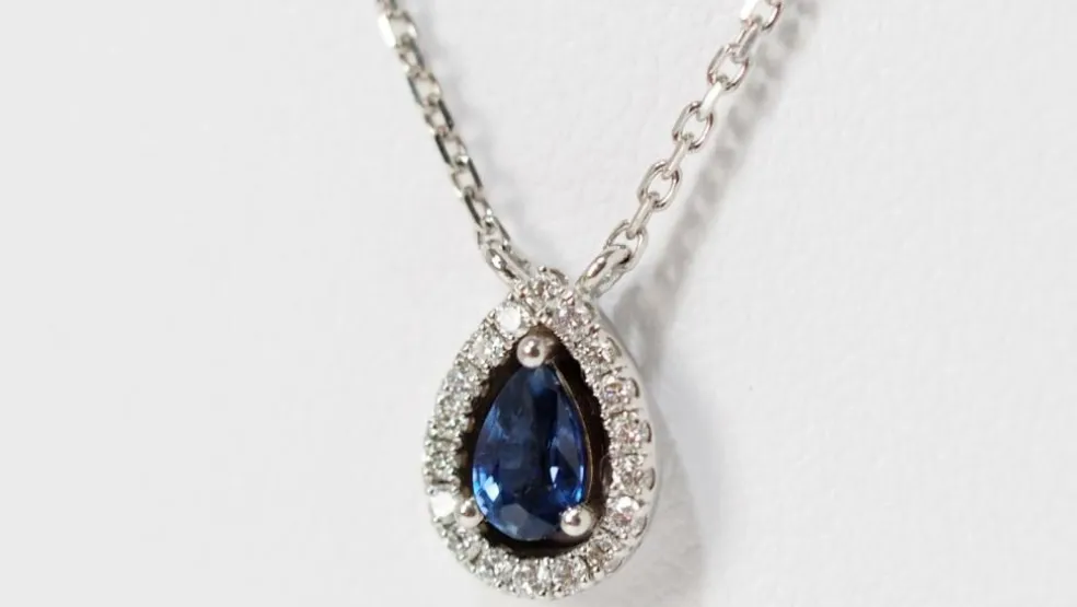 Collier pendentif en or blanc, saphir et diamants