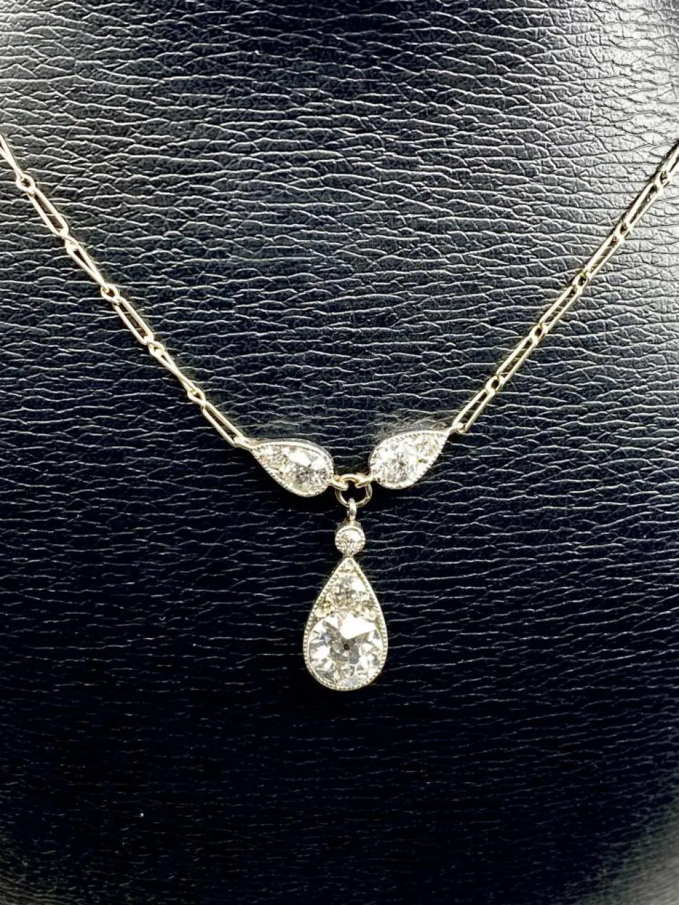 Collier pendentif en or blanc 18 carats et diamants, vers 1910/1920