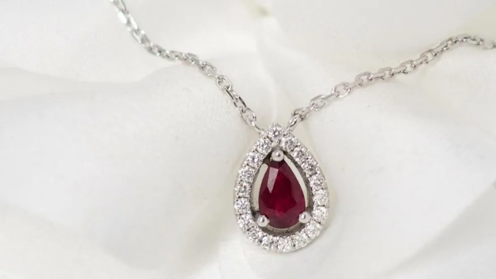 Collier pendentif en or blanc, diamants et Rubis en poire