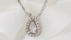 Collier pendentif en or blanc et diamants