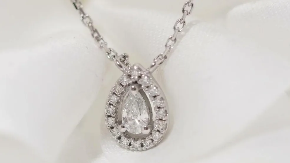 Collier pendentif en or blanc et diamants