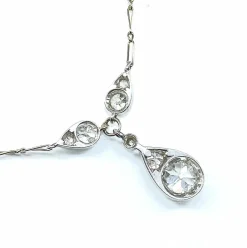 Collier pendentif en or blanc 18 carats et diamants, vers 1910/1920