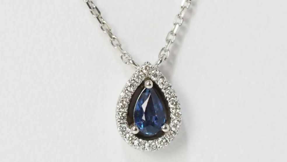 Collier pendentif en or blanc, saphir et diamants