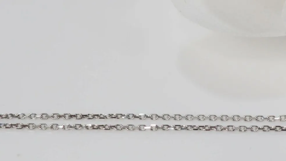 Collier pendentif en or blanc, saphir et diamants