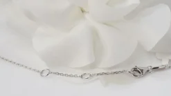 Collier pendentif en or blanc, diamants et Rubis en poire