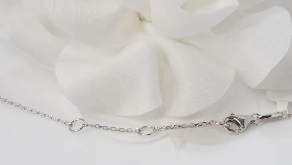 Collier pendentif en or blanc, diamants et Rubis en poire
