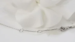 Collier pendentif en or blanc, saphir et diamants