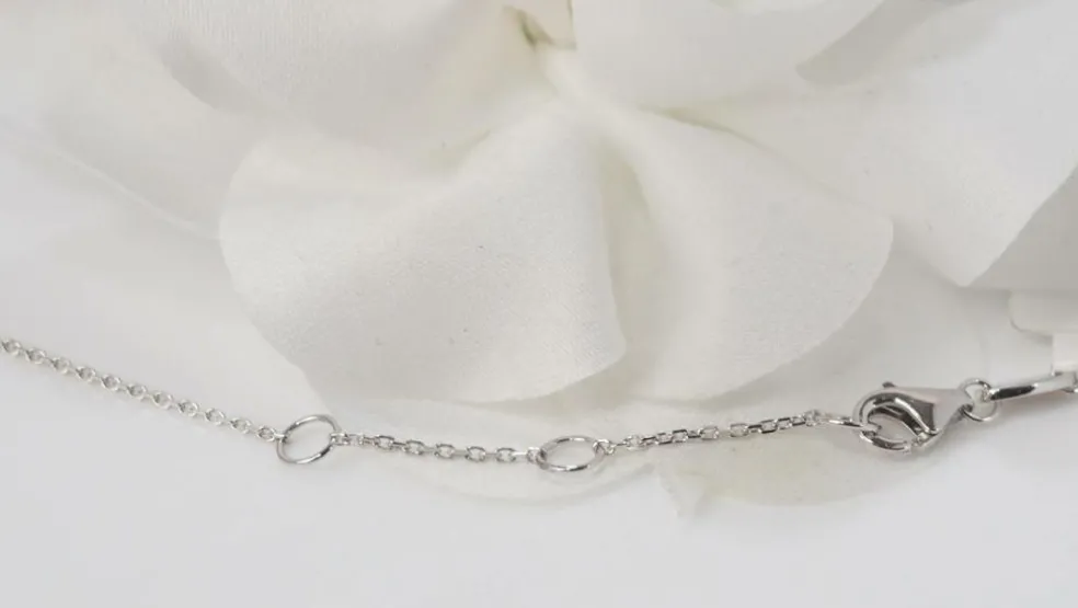 Collier pendentif en or blanc, saphir et diamants