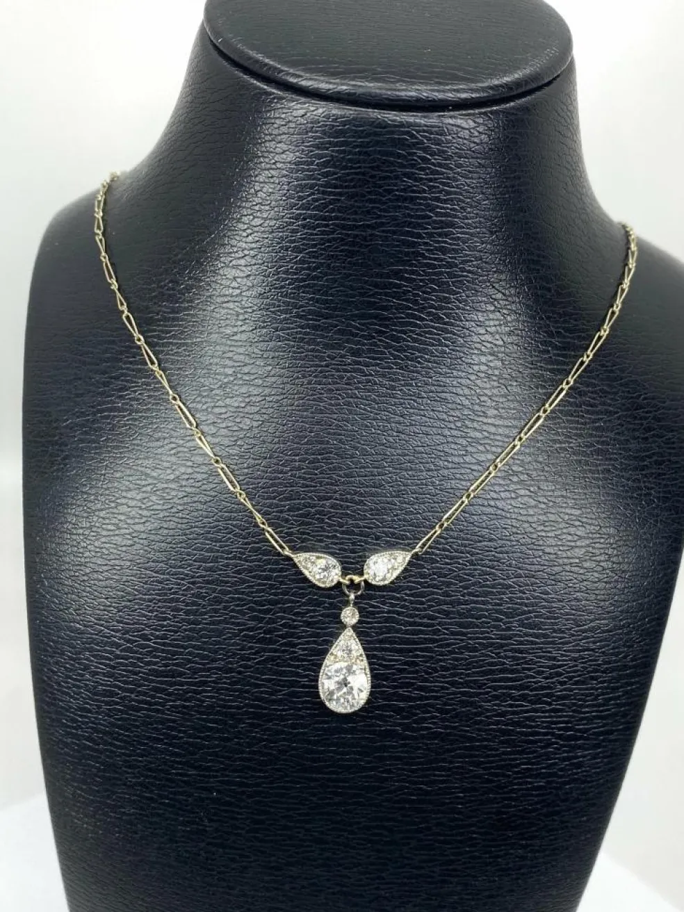 Collier pendentif en or blanc 18 carats et diamants, vers 1910/1920