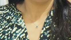 Collier pendentif en or blanc, saphir et diamants