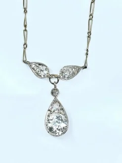 Collier pendentif en or blanc 18 carats et diamants, vers 1910/1920