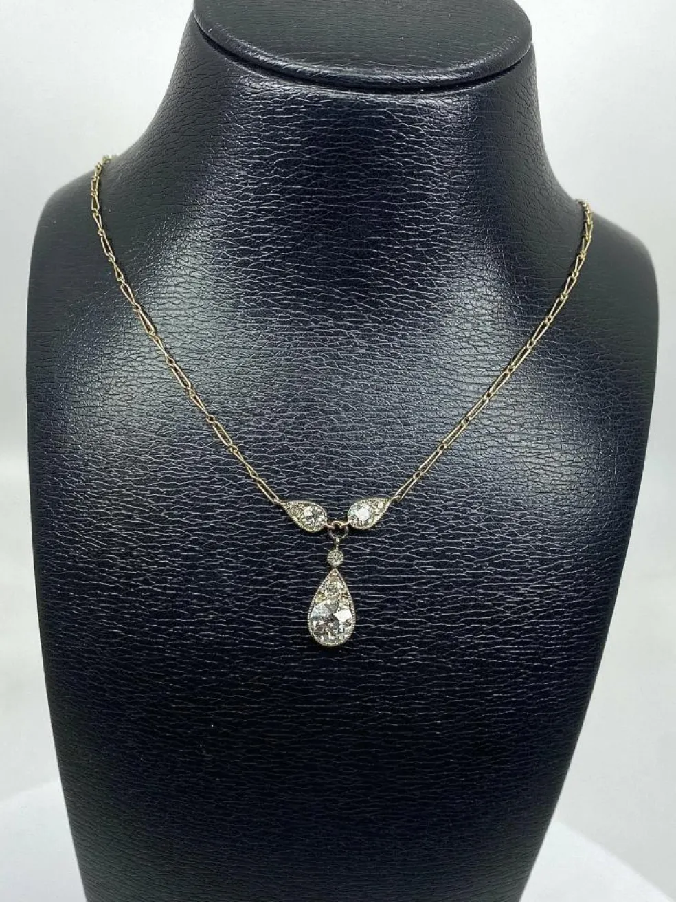 Collier pendentif en or blanc 18 carats et diamants, vers 1910/1920