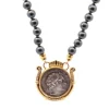 Collier pendentif en or et pièce de monnaie ancienne