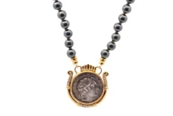 Collier pendentif en or et pièce de monnaie ancienne