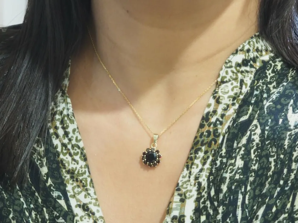 Collier pendentif en or jaune et grenats