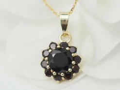 Collier pendentif en or jaune et grenats