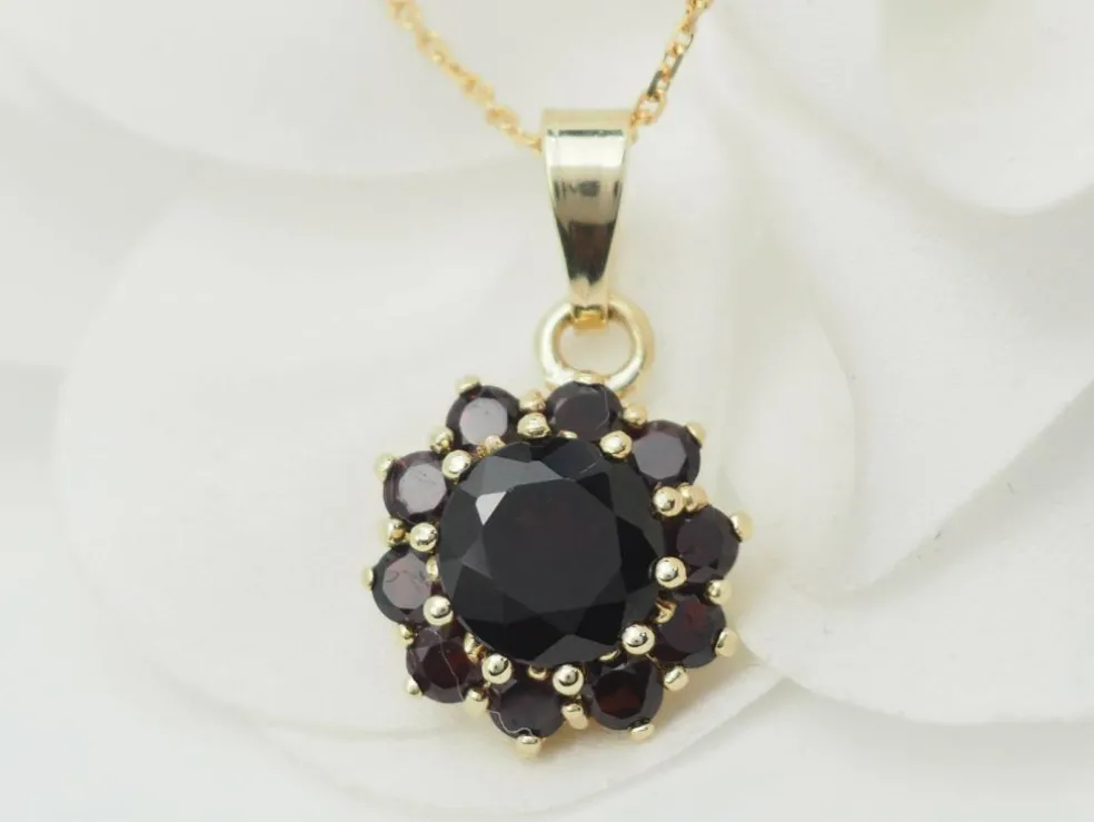 Collier pendentif en or jaune et grenats