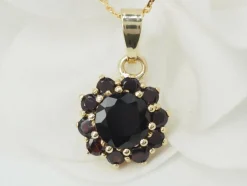 Collier pendentif en or jaune et grenats