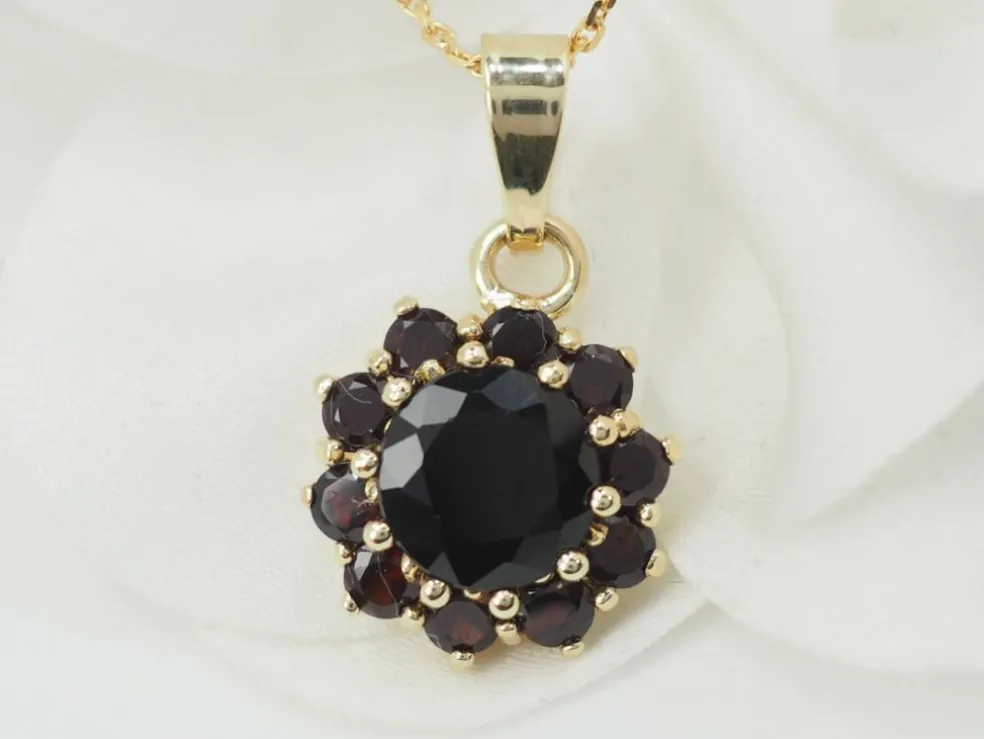 Collier pendentif en or jaune et grenats