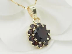 Collier pendentif en or jaune et grenats