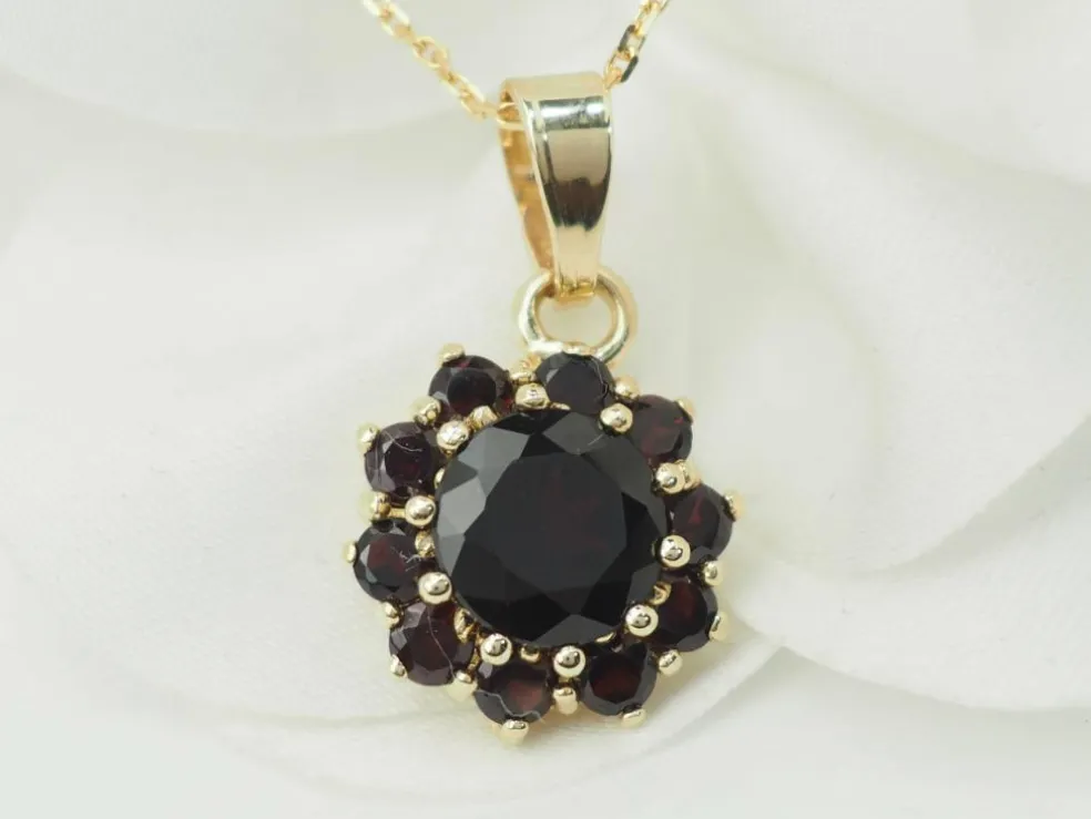 Collier pendentif en or jaune et grenats