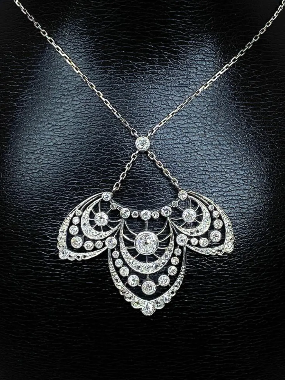 Collier pendentif en platine, diamants, époque 1900