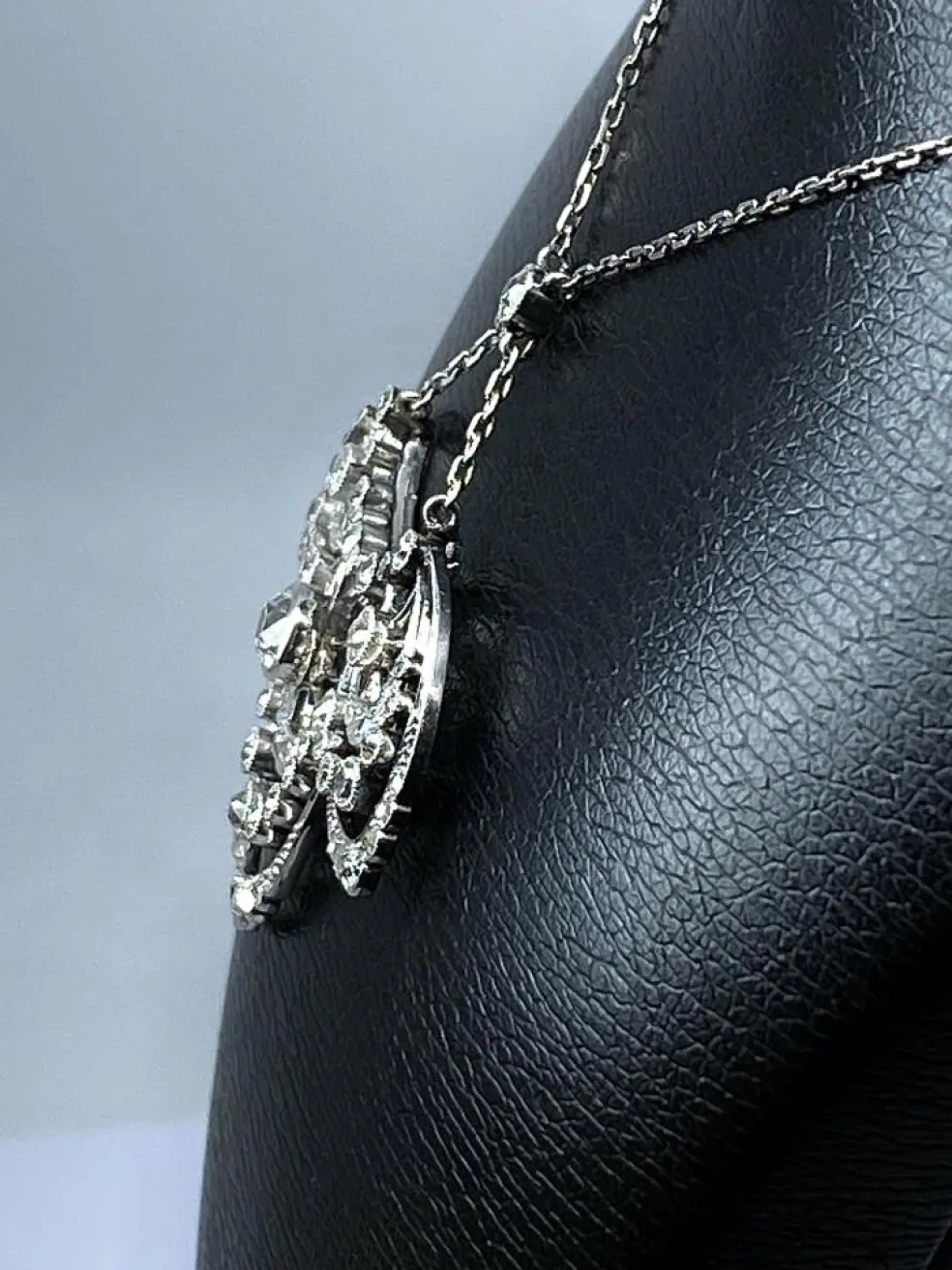 Collier pendentif en platine, diamants, époque 1900