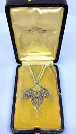 Collier pendentif en platine, diamants, époque 1900