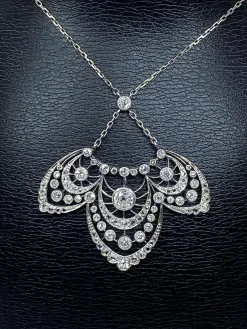Collier pendentif en platine, diamants, époque 1900