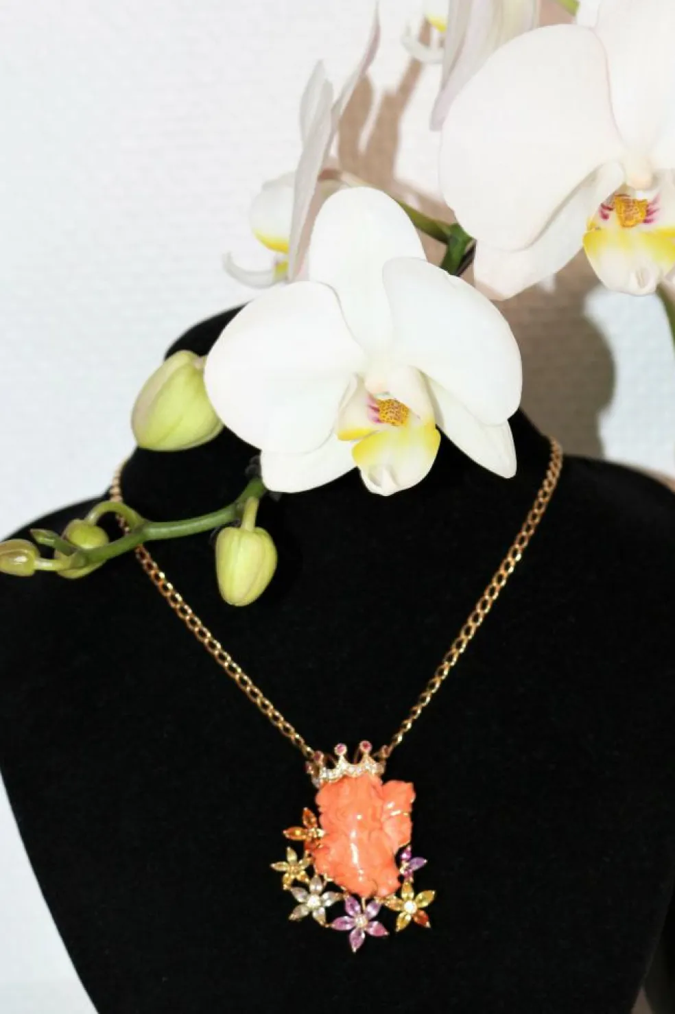 Collier Pendentif Femme Couronnée Corail Et Gemmes