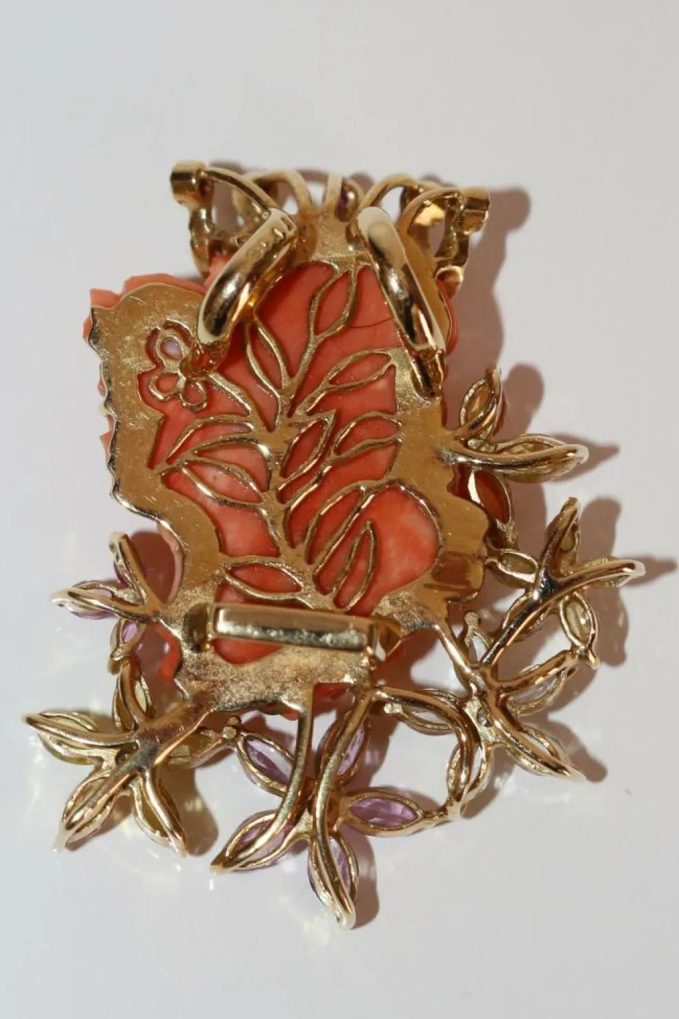 Collier Pendentif Femme Couronnée Corail Et Gemmes