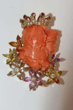 Collier Pendentif Femme Couronnée Corail Et Gemmes