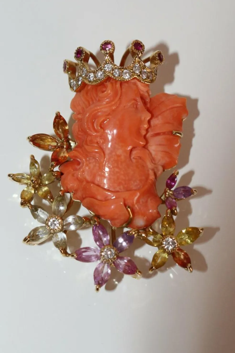 Collier Pendentif Femme Couronnée Corail Et Gemmes