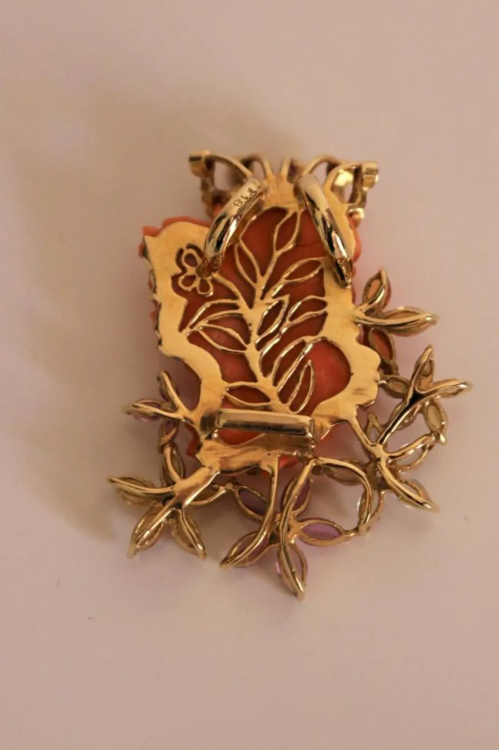 Collier Pendentif Femme Couronnée Corail Et Gemmes