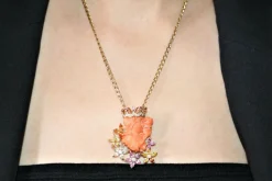 Collier Pendentif Femme Couronnée Corail Et Gemmes