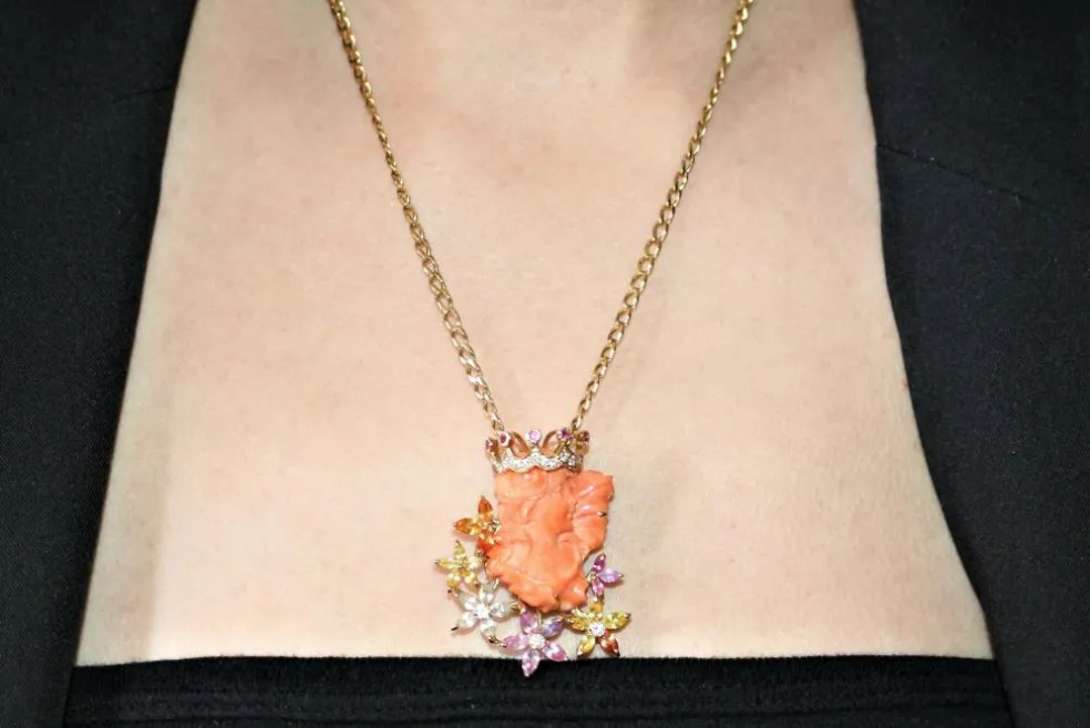 Collier Pendentif Femme Couronnée Corail Et Gemmes