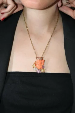 Collier Pendentif Femme Couronnée Corail Et Gemmes