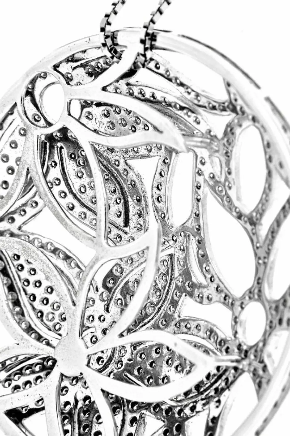 Collier pendentif floral et diamants